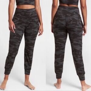 Athleta Salutation Jogger Camo Black Grey ST Tall